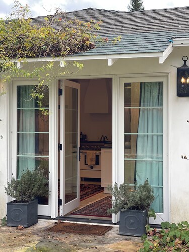Charming Luxury Studio Cottage in Lovely Ballard with all amenities