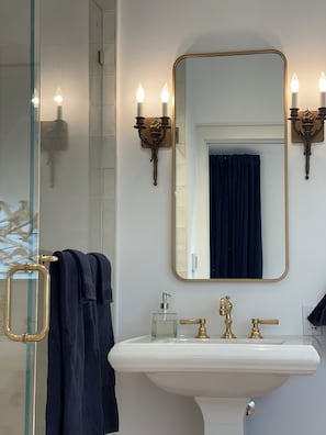 Shower, hair dryer, bidet, towels - Charming Luxury Studio Cottage in Lovely Ballard with all amenities (Solvang)