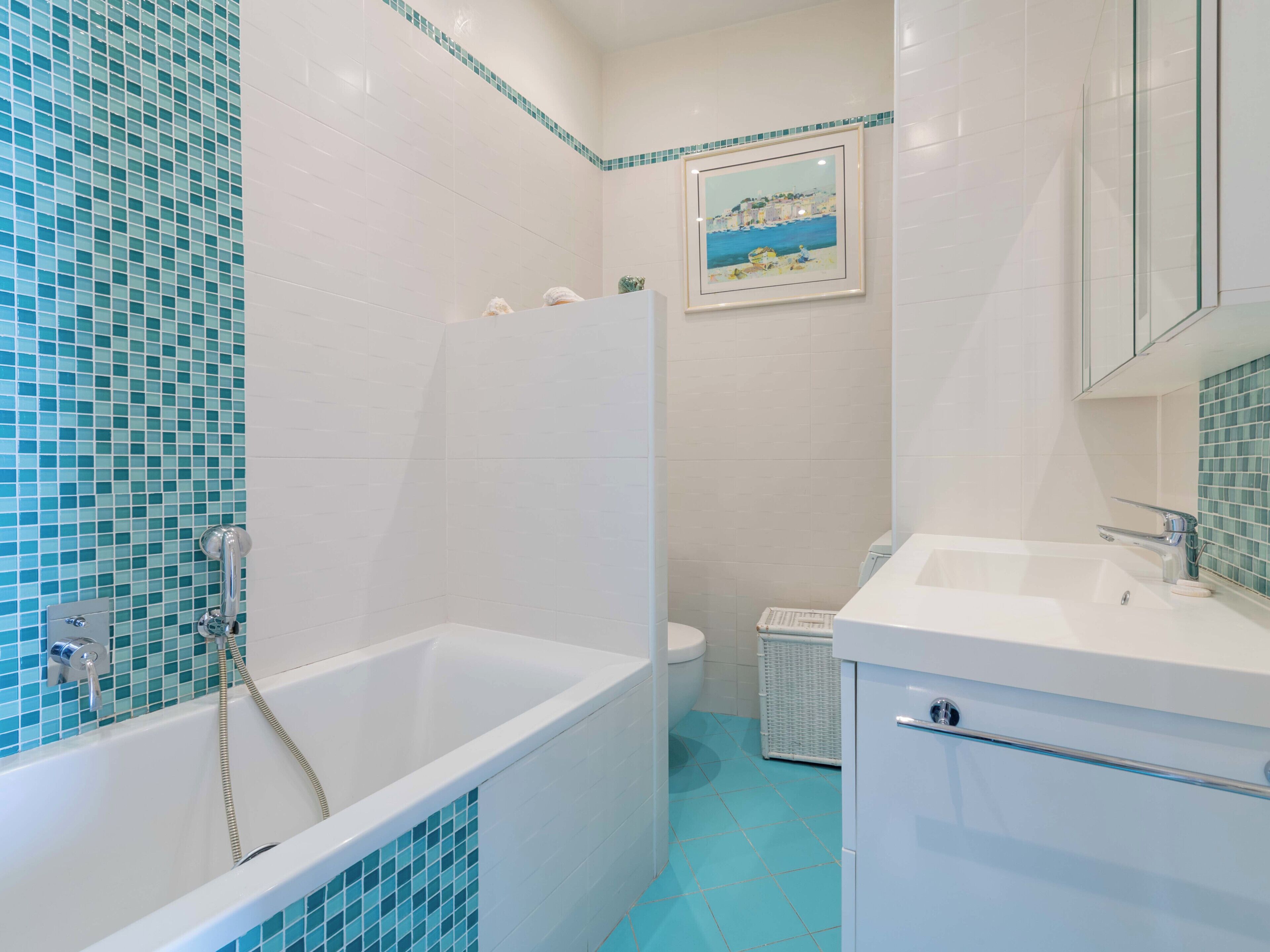 Une salle de bain avec une baignoire, des toilettes et un lavabo.