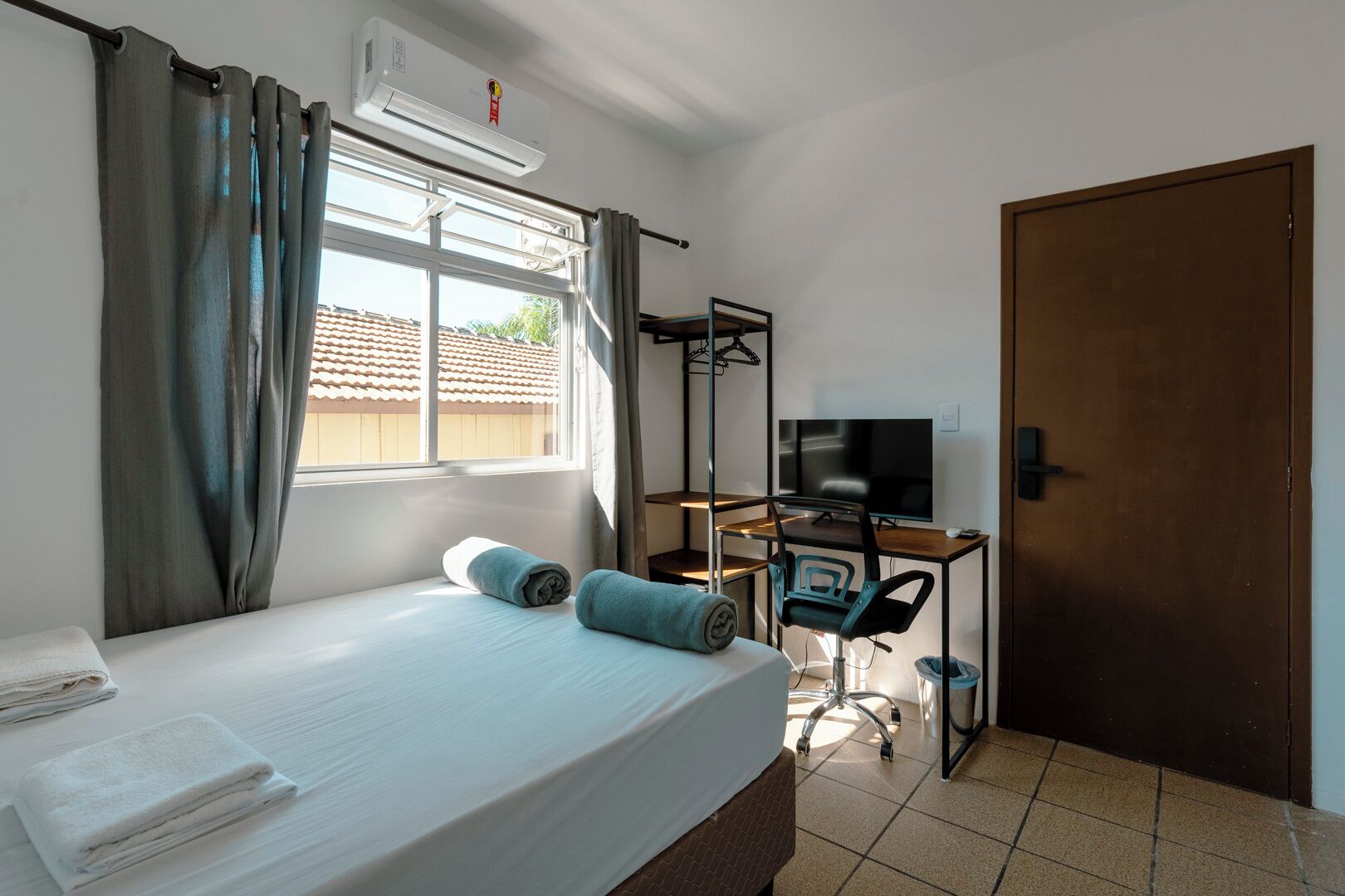 Comfort Suite, 1 Double Bed | Desk, laptop workspace, free WiFi, bed sheets