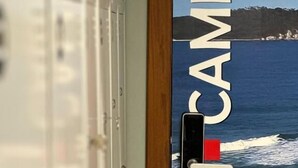 Une photographie encadrée représentant un paysage côtier, avec le mot « CAMPECHE » inscrit en dessous.