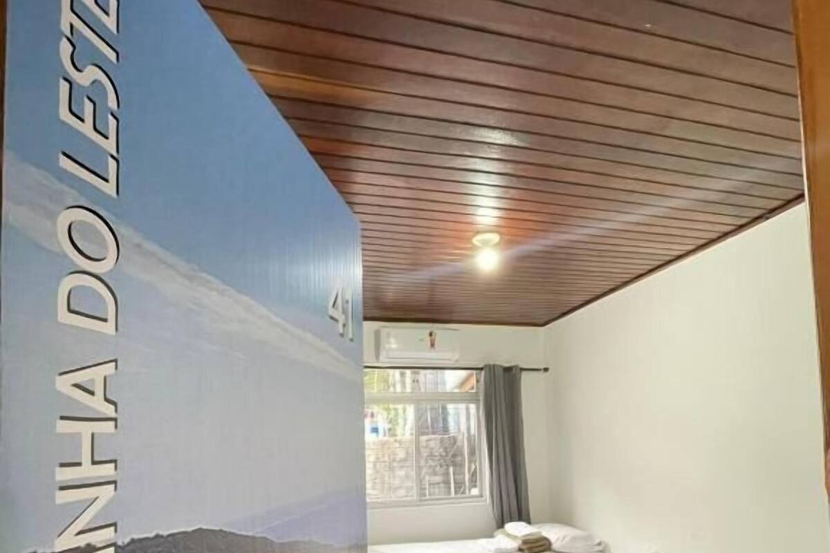 Habitación de hotel con una cama, una mesita y un mural en la pared.