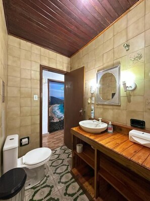 Quarto duplo econômico | Banheiro | Chuveiro, secador de cabelo, toalhas de banho, sabonete