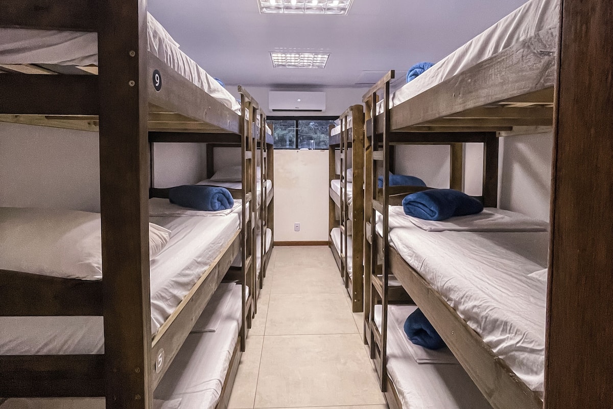 Dortoir Partagé, dortoir mixte, salle de bains commune | Bureau, espace de travail pour ordinateur portable, Wi-Fi gratuit