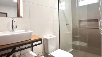 Suíte conforto, 1 cama de casal | Banheiro | Chuveiro, secador de cabelo, toalhas de banho, sabonete