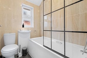 Bathroom - Stylish & Spacious 3-Bed Home, Free Parking (Reading)
