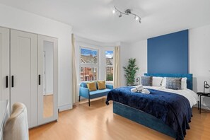 Room - Stylish & Spacious 3-Bed Home, Free Parking (Reading)