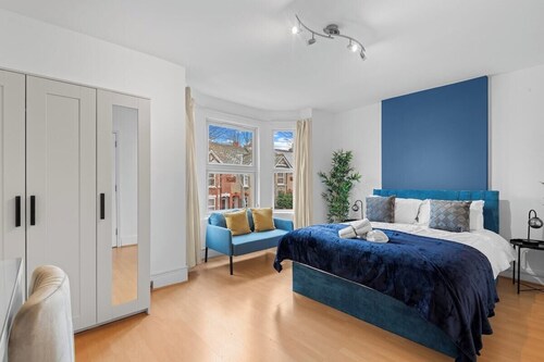 Stylish & Spacious 3-Bed Home, Free Parking