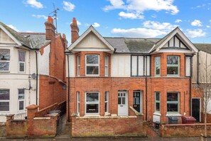 Exterior - Stylish & Spacious 3-Bed Home, Free Parking (Reading)