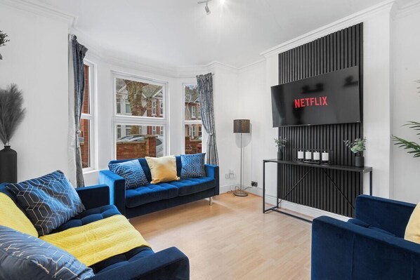 Living area - Stylish & Spacious 3-Bed Home, Free Parking (Reading)