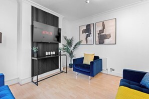 Living area - Stylish & Spacious 3-Bed Home, Free Parking (Reading)