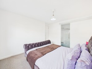 Room - 3 bed semi detached - perfect for work & family (Calcot)