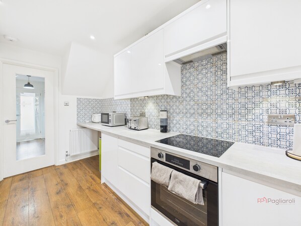 Private kitchen - 3 bed semi detached - perfect for work & family (Calcot)