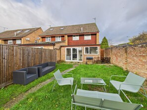 Outdoor dining - 3 bed semi detached - perfect for work & family (Calcot)