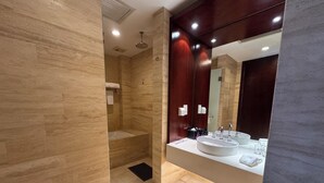A modern bathroom with a shower, a vanity with a sink, and a large mirror. - Beijing Wanshang Garden Hotel (Beijing)