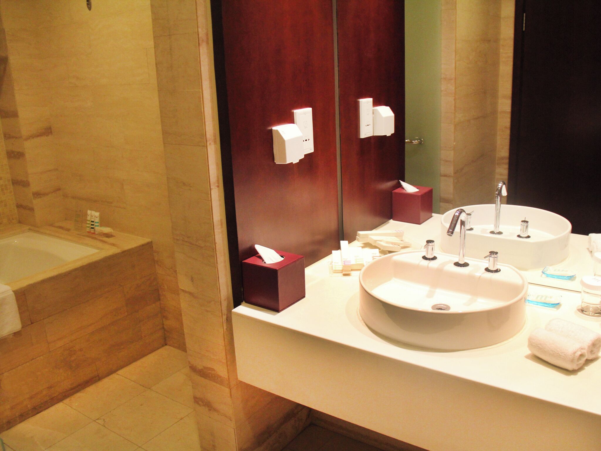 Chambre Double Affaires | Salle de bain | Sèche-cheveux, chaussons, serviettes fournies, savon