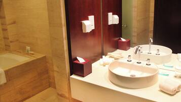 Chambre Double Affaires | Salle de bain | SĂšche-cheveux, chaussons, serviettes fournies, savon