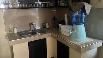 Kaffe- och tebryggare, kylskåp, mikrovågsugn och ugn