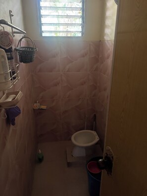 Douche, sèche-cheveux, bidet, serviettes fournies