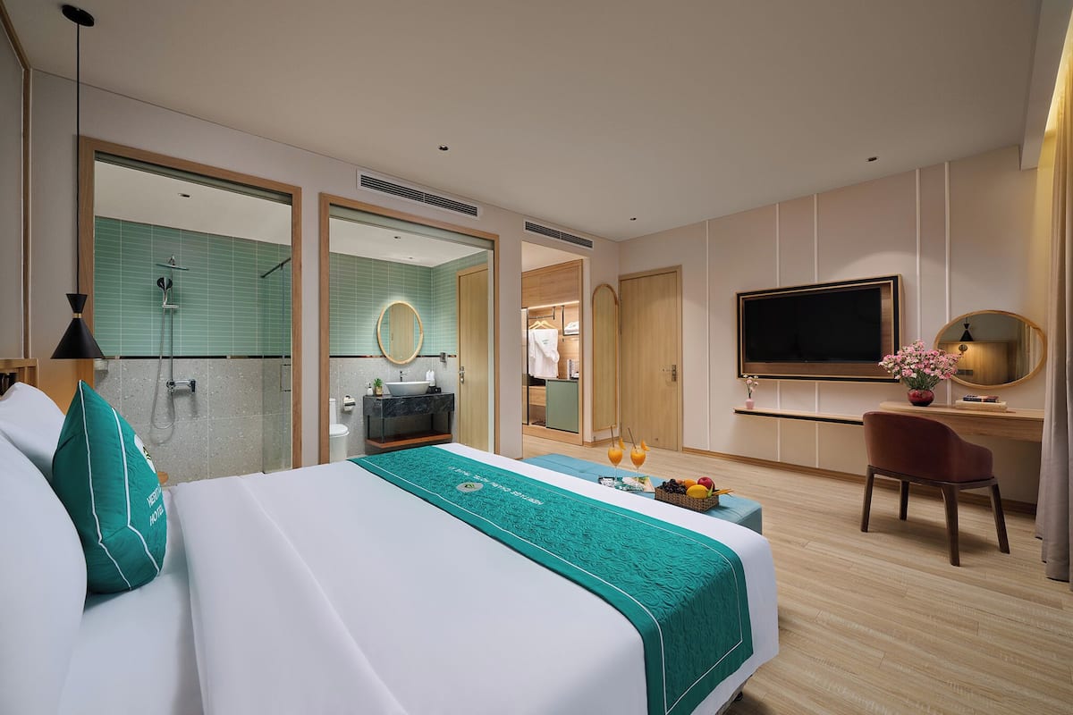 Premium bedding, minibar, blackout drapes, soundproofing
