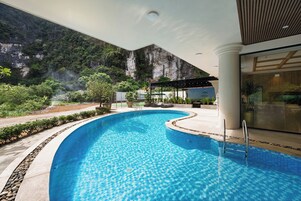 Una piscina al aire libre