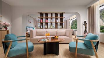 Presidential Suite Room | Living room | Flat-screen TV