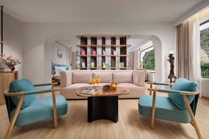 Presidential Suite Room | Living room | Flat-screen TV - Heritage Charm Hotel Trang An (Hoa Lư)