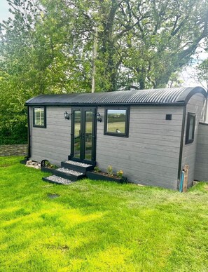 Exterior detail - Shepherd's Hut Sleeps 2 -Pets Welcome -Tarka Trail (Bideford)