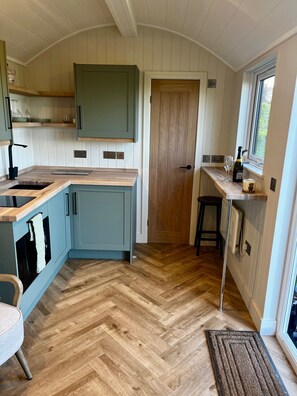 Fridge, microwave, stovetop, toaster - Shepherd's Hut Sleeps 2 -Pets Welcome -Tarka Trail (Bideford)