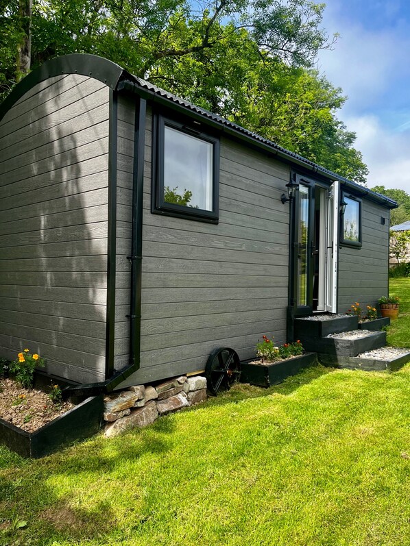 Exterior detail - Shepherd's Hut Sleeps 2 -Pets Welcome -Tarka Trail (Bideford)