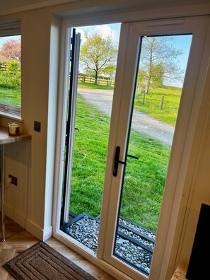 Interior - Shepherd's Hut Sleeps 2 -Pets Welcome -Tarka Trail (Bideford)