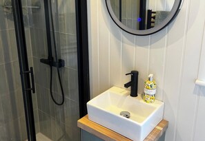 Shower, towels - Shepherd's Hut Sleeps 2 -Pets Welcome -Tarka Trail (Bideford)