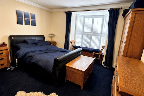 1 Bed - Sleeps 4 - Parking - Pets - Town Centre
