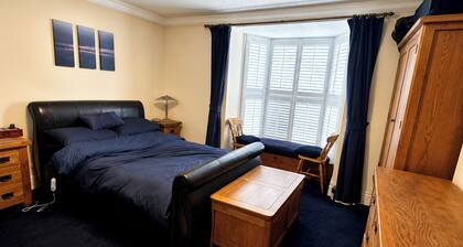 1 Bed - Sleeps 4 - Parking - Pets - Town Centre
