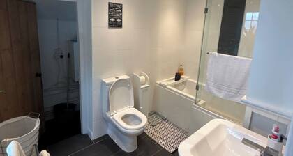 1 Bed - Sleeps 4 - Parking - Pets - Town Centre