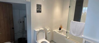 1 Bed - Sleeps 4 - Parking - Pets - Town Centre