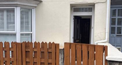 1 Bed - Sleeps 4 - Parking - Pets - Town Centre