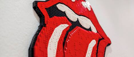 Um close-up de um logotipo vermelho e branco.
