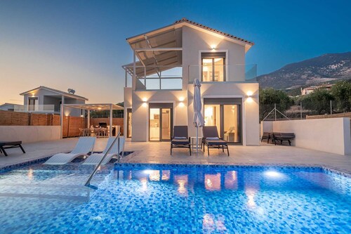 GRAND VILLA, Villa With Private Pool