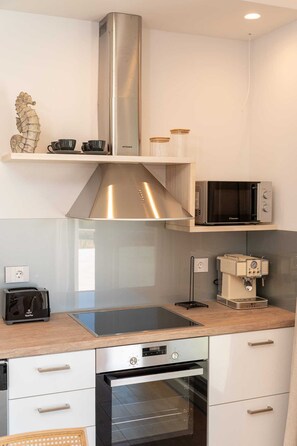Kühlschrank, Mikrowelle, Ofen, Herdplatte