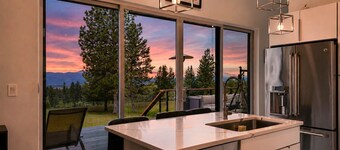 Hot Tub & Views: 'Sunset Valley Retreat'