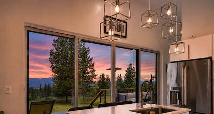 Hot Tub & Views: 'Sunset Valley Retreat'