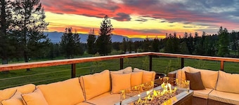 Hot Tub & Views: 'Sunset Valley Retreat'