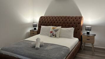 Desk, iron/ironing board, WiFi, bed sheets