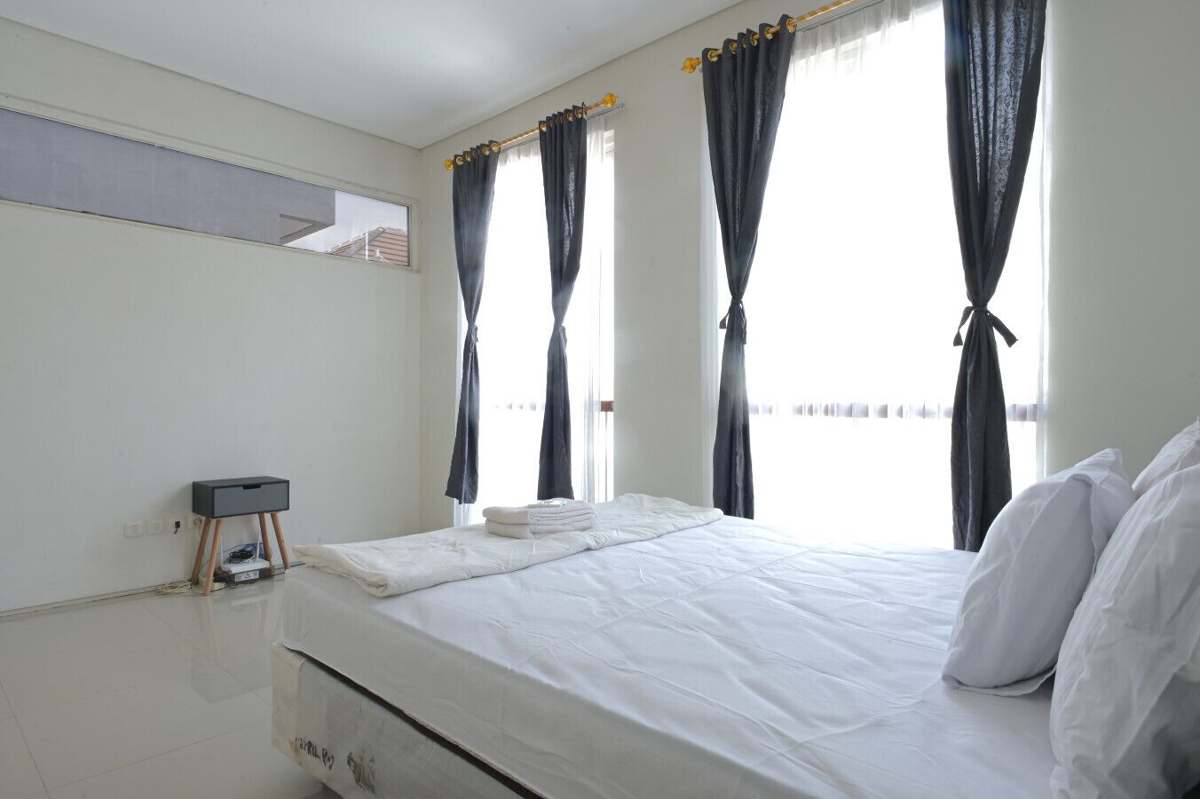 Desk, iron/ironing board, WiFi, bed sheets