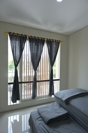 Desk, iron/ironing board, WiFi, bed sheets