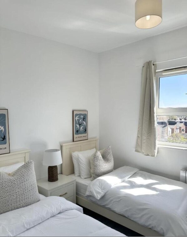 Apartment, Smoking | 2 bedrooms - Modern Elegant 2-bedroom at Devonshire Point Worsley (Moffat)
