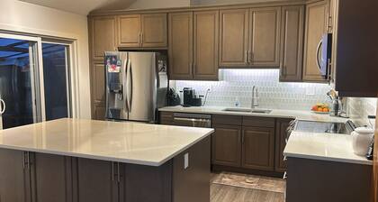 Pet friendly 3 bdrmhome in Sooke Core w/RV hookup-Minutes to Marinas & Trails