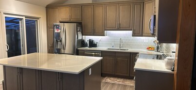 Pet friendly 3 bdrmhome in Sooke Core w/RV hookup-Minutes to Marinas & Trails