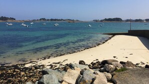 A beach with clear blue water, rocks, and boats. - Kerdano Est - MINIHY TREGUIER (MINIHY TREGUIER)